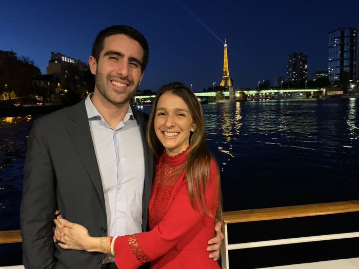 De noche en París, con la Torre Eiffel al fondo