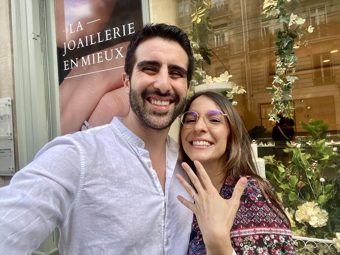 Eli muestra el anillo de compromiso a la salida de la joyería