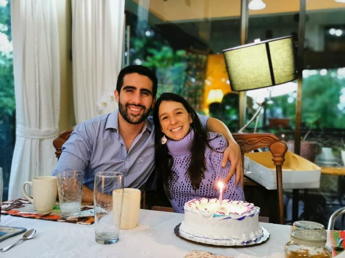 Celebrando un cumpleaños con pastel en un restaurante