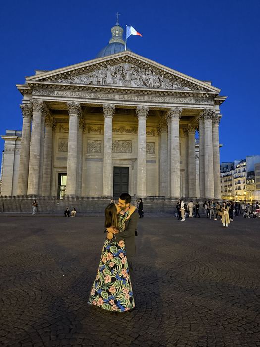 Un beso frente al Panteón de París, de noche